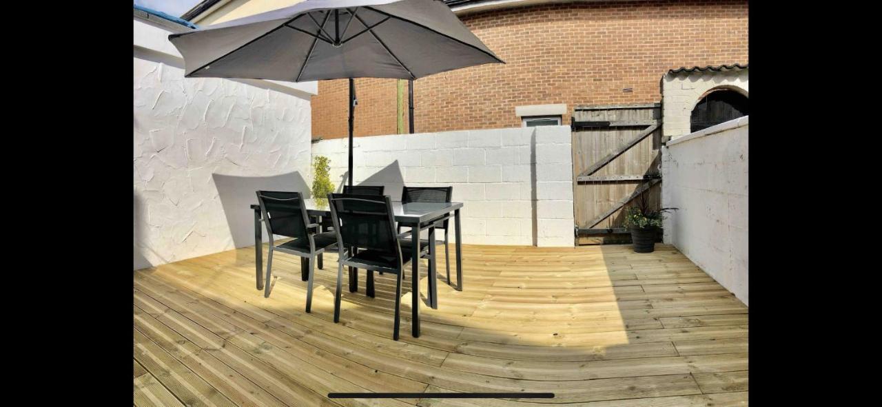 Gorgeous Town Centre Apt With Courtyard Garden Bournemouth Exterior foto
